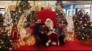 Todos quieren una foto con Santa Claus