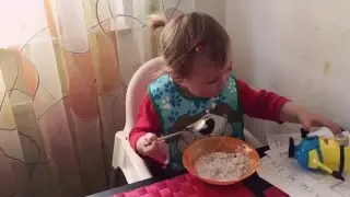 Анечка кушает