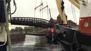 Enak hebt die Drehbrücke in Lübeck