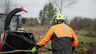 Wille 675Δ working with a wood chipper attachment