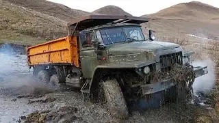 Етот раз плохо застрял Урал на озера. А так опытные водители за рулем...