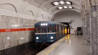ЕМ-501/ЕМА-502/ЕМХ-503 прибывает на станцию метро Кировский завод.
