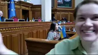 Вона працює