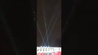 Снежинки в лучах прожекторов на ВДНХ.