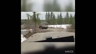 три могучих Тойоты завозят продукты на прииск перед весенней распутицей.
