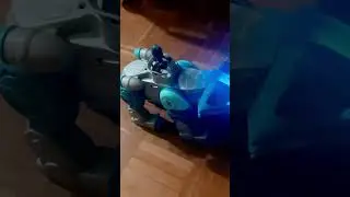 Logan abriendo su juguete nuevo de tigrere 