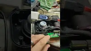 блютуз колонка заряжается, но не включается.