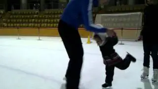 Первые уроки фигурного катания