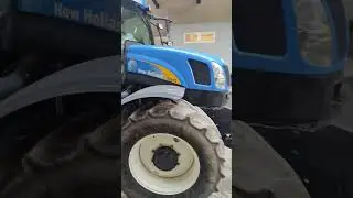 трактор New Holland на выгрузке