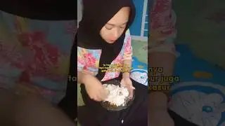 ada yang makan di atas kasur😂 