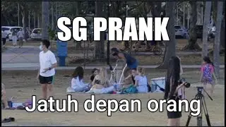 [PRANK CAMERA in SINGAPORE] Jatuh di depan orang ramai