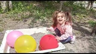plays on playground with balloons | Учим цвета с шариками