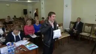 Член Общественной палаты района Максим Балашов защищает детскую площадку на городском Совете депутат