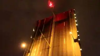 Экстремал висит на Троицком мосту