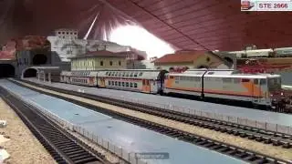ALN663, articolate FS ed E454 con cambio trazione e incroci nel plastico ferroviario Alpigiano