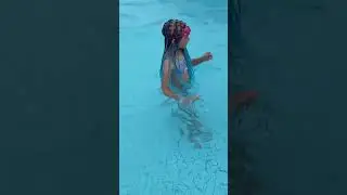 Девочки купаются в аквапарке Коктебель 