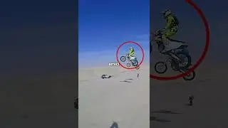 Il motociclista è caduto sopra la Jeep 😬