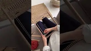 Заправляем нить основы на ткацкой раме.