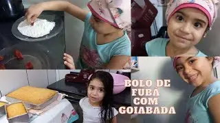 Giovanna fazendo bolo de fubá com goiabada para a turma da sala 😍
