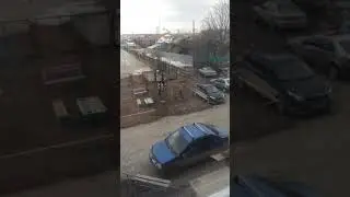 Полиция, во время карантина, прогоняет детей играющих в мяч.