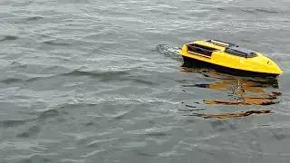 обзор двух бункерного кораблика с грузом на воде