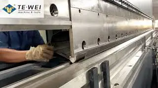 CNC dual-link sheet metal bending machine for bending polygonal light poles.