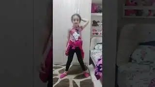 dançando (olhe a descrição)