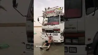 مغربي يحتفي بالأمطار وسط أجواء السمارة الممطرة