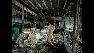 Zabytkowy motor na opuszczonym gospodarstwie