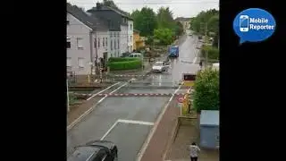 Une voiture bloquée à un passage à niveau à Bertrange
