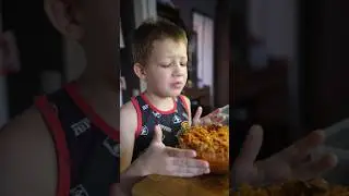 Самый строгий ресторанный критик,гроза всех мам и поваров 😂. Капуста тушенная 👍