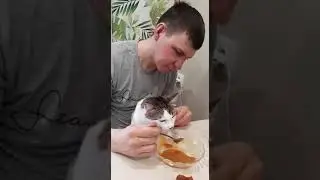 Васька ест сгущёнку.