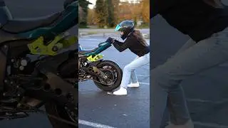 When you try to stop your bike 😅 Quand t’essaies de stopper ta moto 🤣 