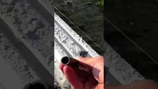 очищаем штробу от осколков и пыли