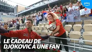 😍 Novak Djokovic donne son trophée à une spectatrice.