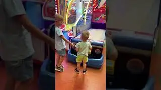 Дети играют в боулинг 🎳 
