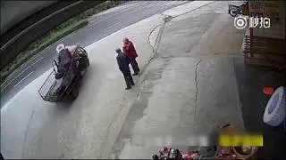 黑丝美女倒车碾死自己，车轮下只露一双腿，女司机开车方圆百米寸草不生