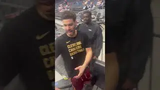Evan Mobley Signing Aurographs         #clevelandcavaliers #evanmobley #signingautographs #nba