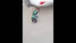 Как она смешно бежит. Смешная обезьянка! 