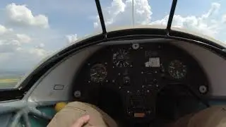 Windenstart Platzrunde im Oldtimer Ka8 Segelflugzeug mit tiefem Anflug