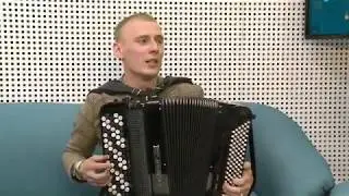 Әлфис Галиуллиннан баянда татар халык җыры башкара.