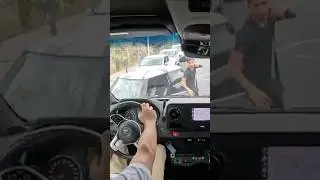 Crazy conflict: a driver gets out of his car in front of a bus! 