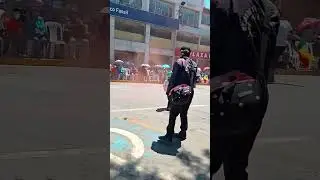 Niño encabezando un bloque de la Tradicional Diablada de Oruro
