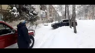 ПоршКаен застрял на парковке поверив в полный привод. Это не Нива брат.