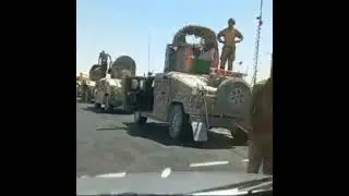 Taliban'dan kaçan Afgan askerler mülteci olarak İran'a geçmek için sınır kapısında zırhlı  araçla