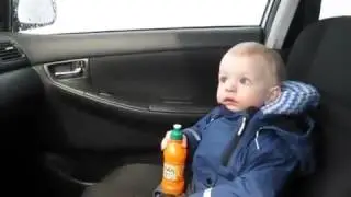 Ребенок в шоке от автоматической мойки