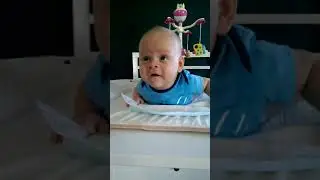 Жизнь с ребенком. 2 месяца, держит голову и общается