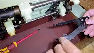 How to install the SINGER 101280 hinge with position lock on an original SINGER 319 base