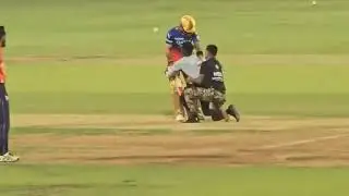VIRAT KOHLI FANS Touched His Feet During Rcb Vs Pbks Match Ipl 2024 | Virat Kohli Fan Moment