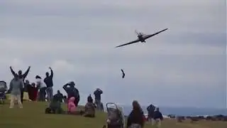 Низко пролетел над зрителями!